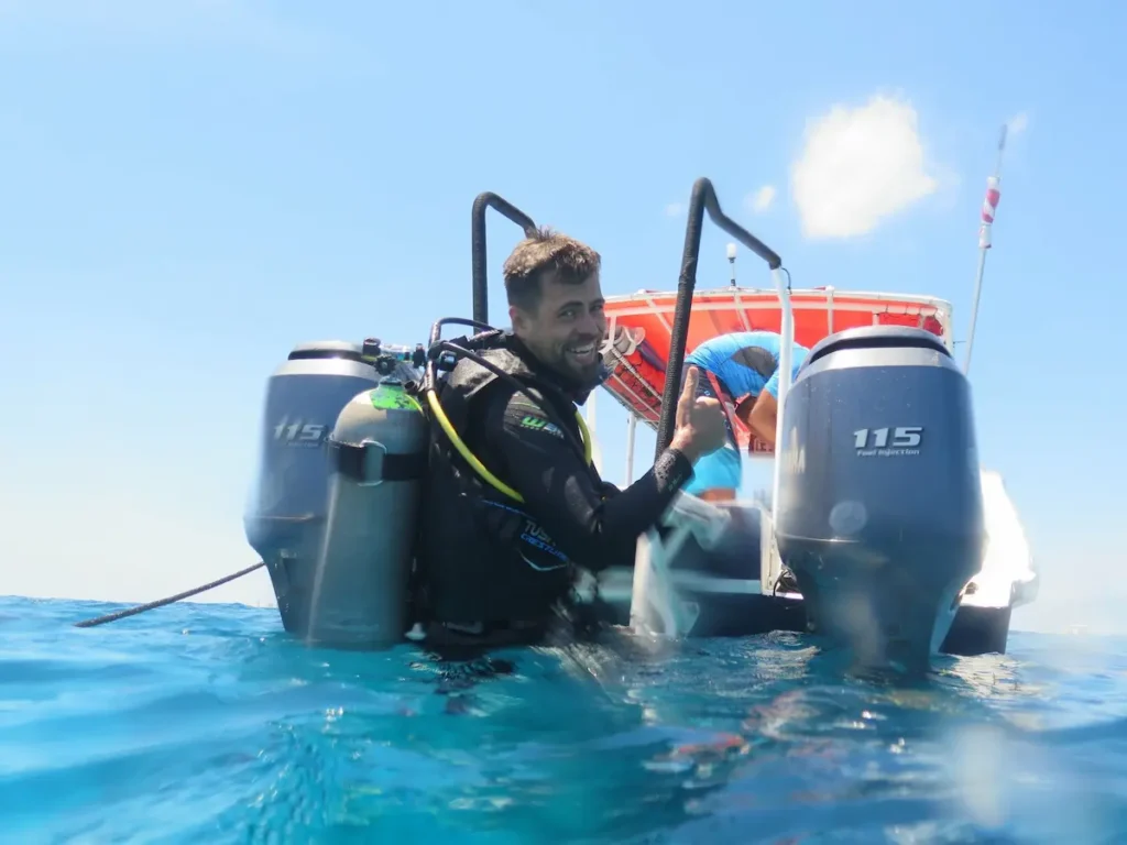 Diversland Dive Club members posing after a successful dive in Florida